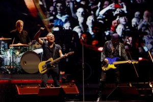 Bruce Springsteen sufrió una aparatosa caída en el escenario durante un concierto en Ámsterdam
