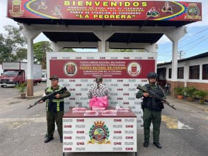 GNB le revisó la pañalera a una pícara en Táchira y le consiguió cinco envoltorios de cocaína