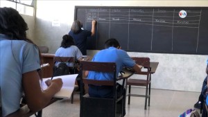 Escuelas en Venezuela buscan estrategias ante la crisis por falta de maestros