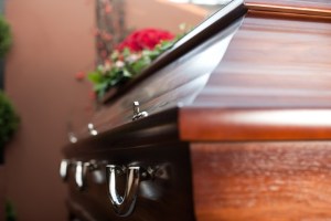 El crudo relato de una mujer que trabaja en una funeraria y vio un muerto por primera vez (VIDEO)