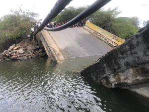Colapsó el puente de Carenero: vía que comunica a la población de Higuerote con Chirimena (VIDEO)