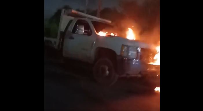 Camión 350 se incendió en plena cola para surtir gasolina en Bolívar (Video)