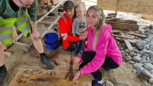 FOTOS: familia encontró tumba vikinga en el patio de su casa con lápida, armas y joyas
