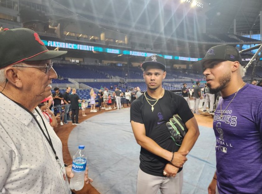 Reunión de venezolanos en MLB: La conversación de David Concepción junto a Ezequiel Tovar y Harold Castro (VIDEO)