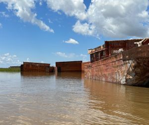 Indígenas de Venezuela denuncian daño ambiental por barcazas varadas en el Orinoco