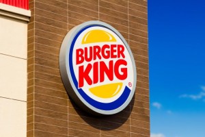 Del asco: Empleada de un Burger King en Carolina del Sur sirvió papas fritas a los clientes… de un bote de basura