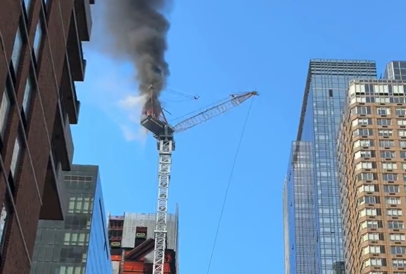 “Sonó como un relámpago”: grúa de construcción colapsó en Nueva York tras incendiarse (VIDEO)