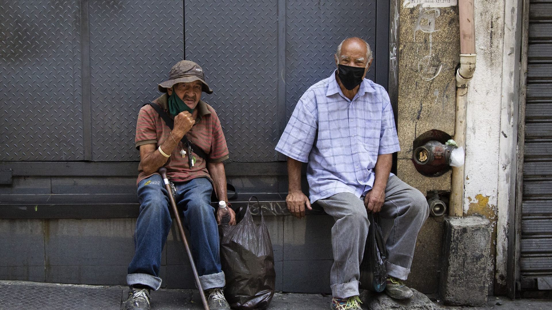 Adultos mayores acuden a la economía informal para sustentar sus hogares en Venezuela