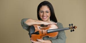 Daniela Padrón, la violinista venezolana que brilla en Miami, regresa a su país natal
