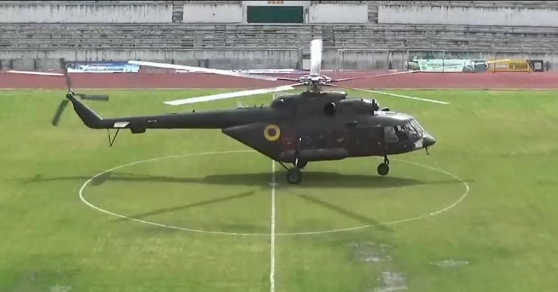 Helicóptero militar aterrizó en pleno estadio e interrumpió un partido de fútbol
