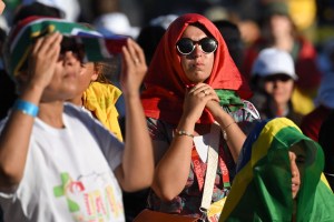 Cientos de miles de peregrinos desafían el calor para asistir a la vigilia de la Jornada Mundial de la Juventud
