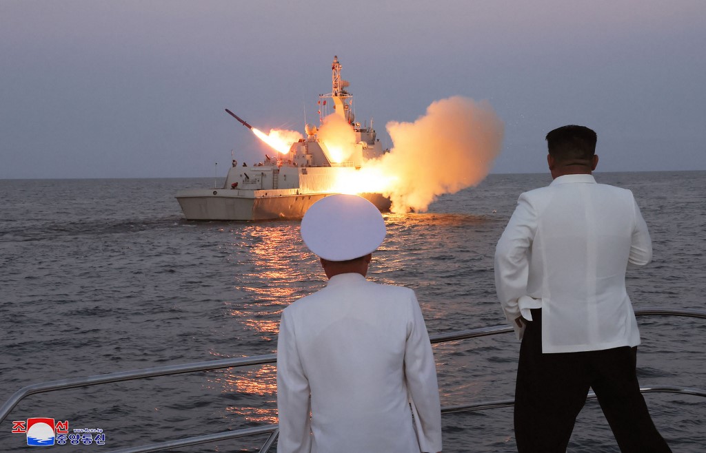 Kim Jong-un supervisó prueba de misiles de crucero durante su visita a un buque de guerra