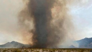 “Remolinos de fuego”: Los incendios forestales se expanden con preocupación en California y Nevada