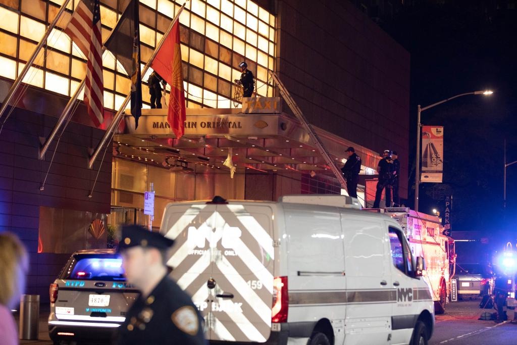 Tragedia en Nueva York: intruso en pijama cayó desde lo alto de un lujoso hotel frente al Central Park