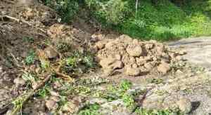 Derrumbes en carretera Santa Ana-San Cristóbal dejan a más de 60 mil personas aisladas