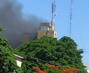 Al menos dos heridos graves y más de 30 afectados deja incendio en un apartahotel en Coro