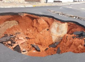 Inmenso cráter amenaza con tragarse toda una calle en Ciudad Bolívar (Imágenes)