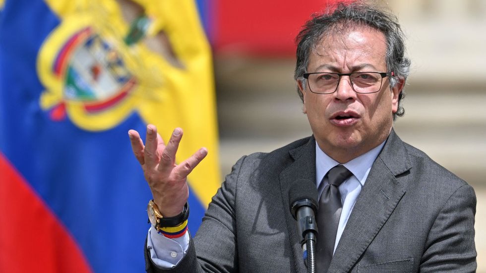 Petro achaca atentado con carro bomba en Colombia a las disidencias de las Farc