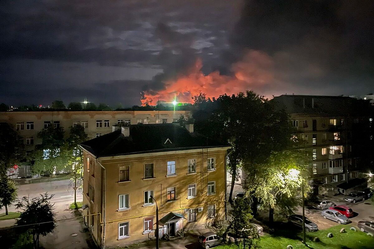 Aviones y fábricas en llamas tras una “lluvia de drones” ucranianos en el norte y el sur de Rusia (VIDEO)