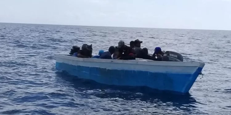 Detienen a 18 migrantes indocumentados en aguas al noroeste de Puerto Rico