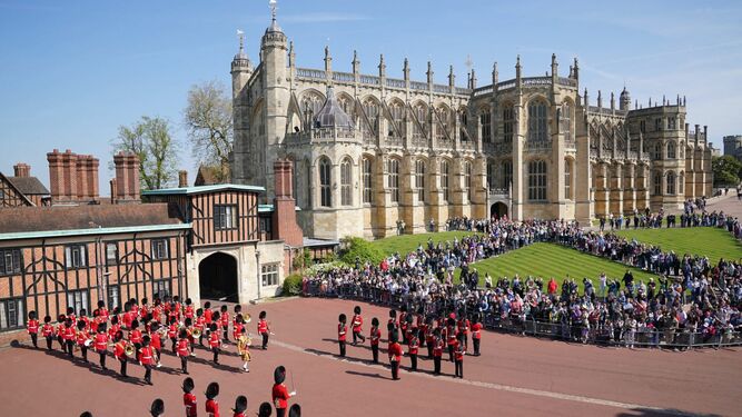 El príncipe Harry visita la capilla en Windsor donde está enterrada Isabel II