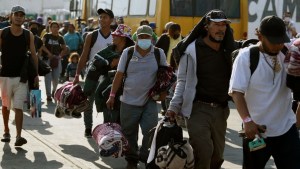 Una ciudad en California declara “crisis humanitaria” tras liberación masiva de migrantes en las calles