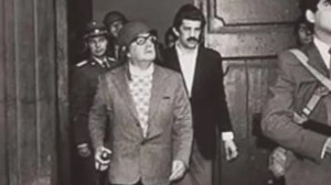 Chile exhibió video inédito de viuda de Salvador Allende llegando al exilio en México