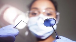 Odontofobia: por qué nos da miedo ir al dentista y cómo superarlo