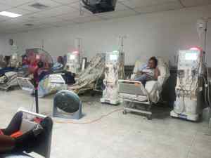 Pacientes de la Unidad de Diálisis Valencia Sur reciben tratamiento en medio de un calor infernal