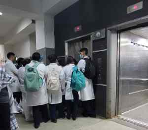Hasta una hora esperan trabajadores de la salud y familiares para usar ascensor en Hospital Central de San Cristóbal