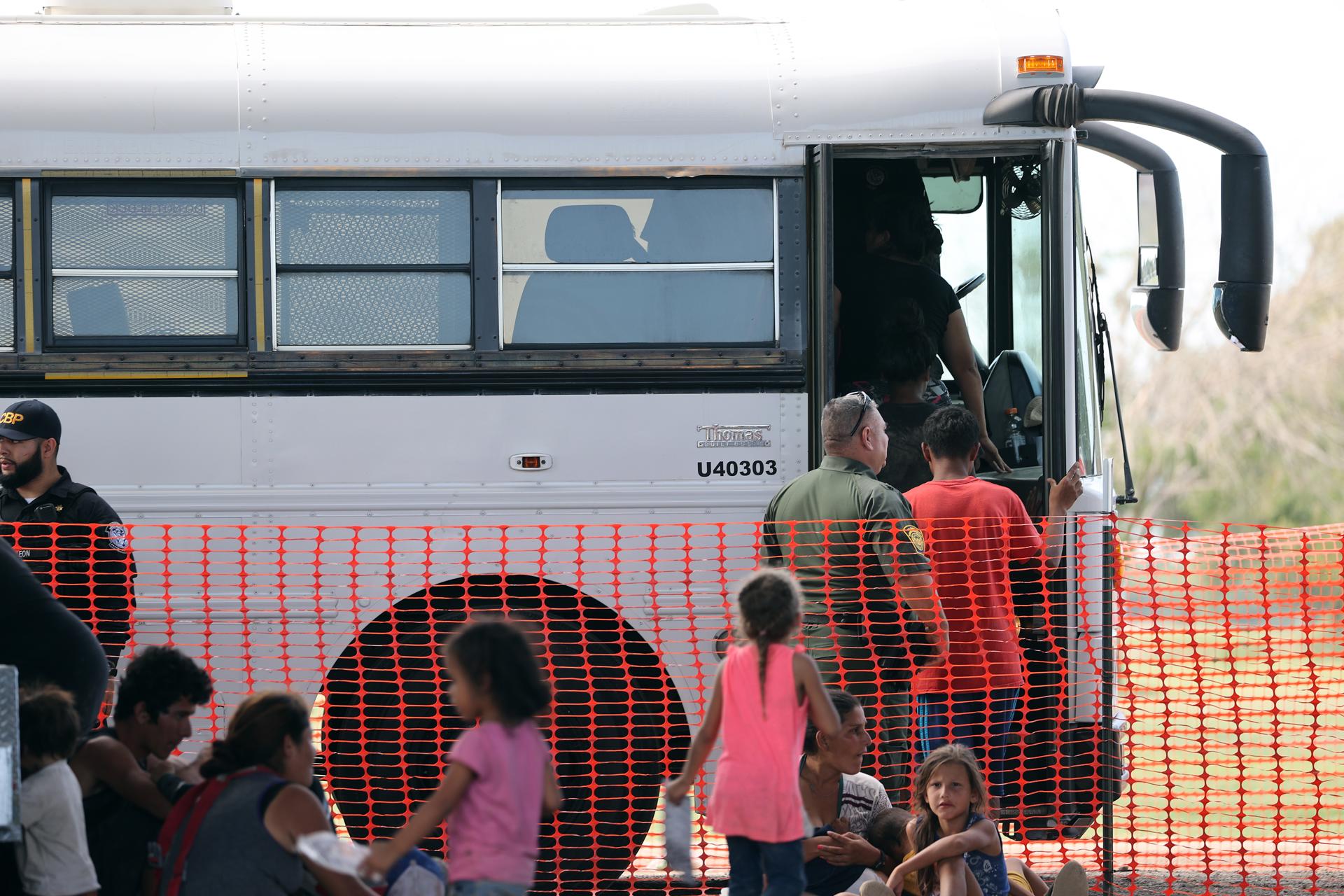 Texas arremete contra refugio de migrantes mientras refuerza control fronterizo con México