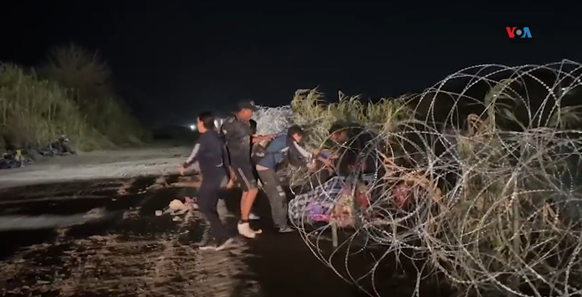 Eagle Pass en Texas: ni la madrugada detiene a los migrantes que siguen cruzando hacia EEUU (Video)