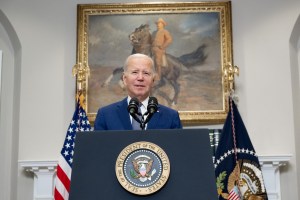 Biden dice que EEUU “no abandonará” a Ucrania tras acuerdo para evitar cierre del gobierno