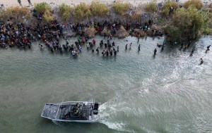 Impactantes IMÁGENES: patrulla fronteriza salva a migrantes venezolanos de morir ahogados en Río Grande