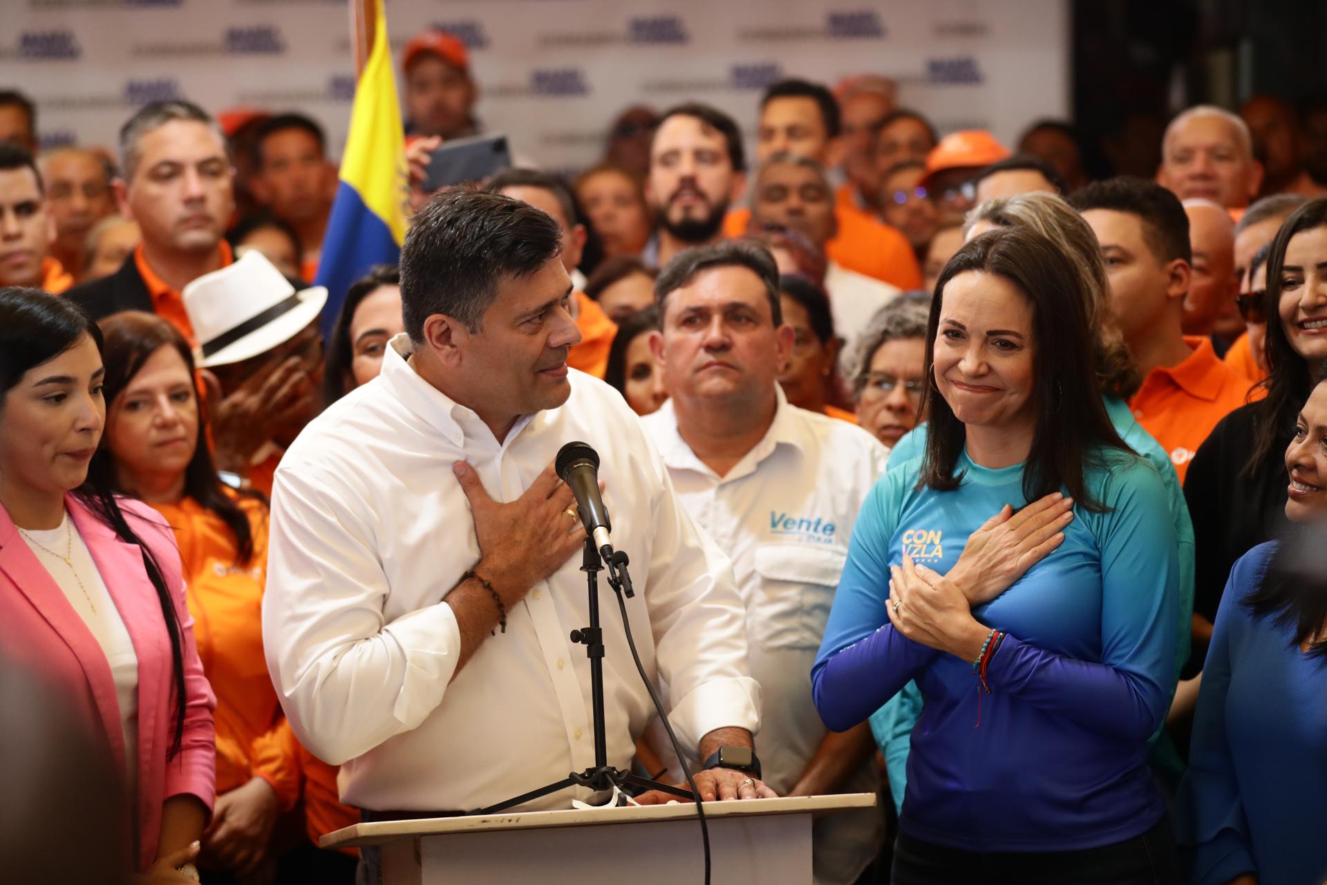 Freddy Superlano declina su candidatura a la Primaria y anuncia apoyo de VP a María Corina Machado
