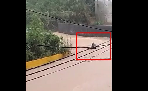 Impactantes IMÁGENES de un motorizado que cayó por desbordamiento de quebrada en Macaracuay