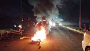 En Barinas protestaron con quema de cauchos y cacerolazos por constantes apagones 