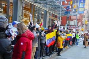 VIDEO: Larga fila de venezolanos en Nueva York para ejercer su voto en la primaria