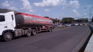 Hasta los fines de semana pasan los conductores en cola para surtir gasolina en Guárico