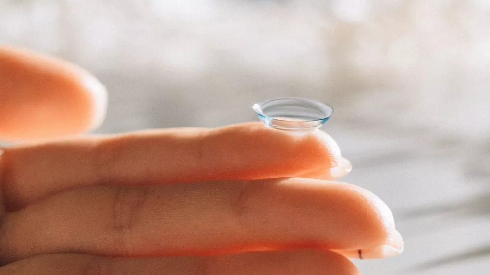 Sentía que tenía algo atrapado en el ojo: oftalmóloga de EEUU le extrajo 23 lentes de contacto a una paciente