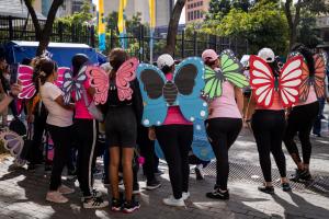 Con alas de mariposas, venezolanos protestaron en rechazo a la violencia contra la mujer (FOTOS)