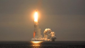 Rusia desafía a Occidente y prueba con éxito un misil nuclear intercontinental