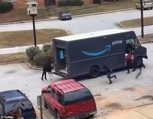 El impactante momento en el que ladrones saquean un camión de Amazon en Atlanta (VIDEO)