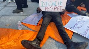 VIDEO: inmigrantes se acostaron a dormir frente a la residencia del alcalde de Nueva York
