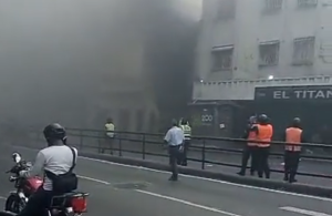 Incendio de una edificación alarmó a vecinos de la avenida Baralt este #23Nov (Video)