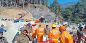 Los rescatistas sacan al primero de los 41 trabajadores atrapados en un túnel en la India
