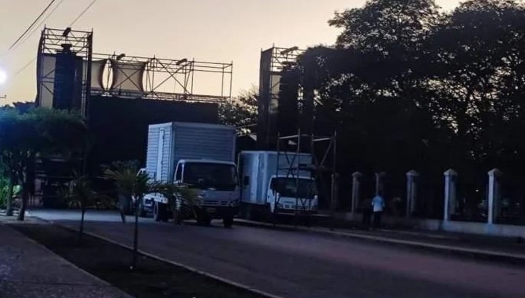 ¡Insólito! Chavismo instaló tarima frente al hospital de Coro (FOTOS)