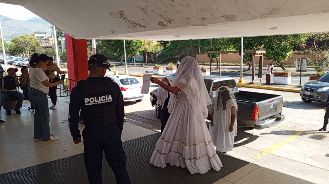 “La Llorona” prostestó frente a Corpoelec en Táchira porque el servicio va “de espanto” (FOTOS)