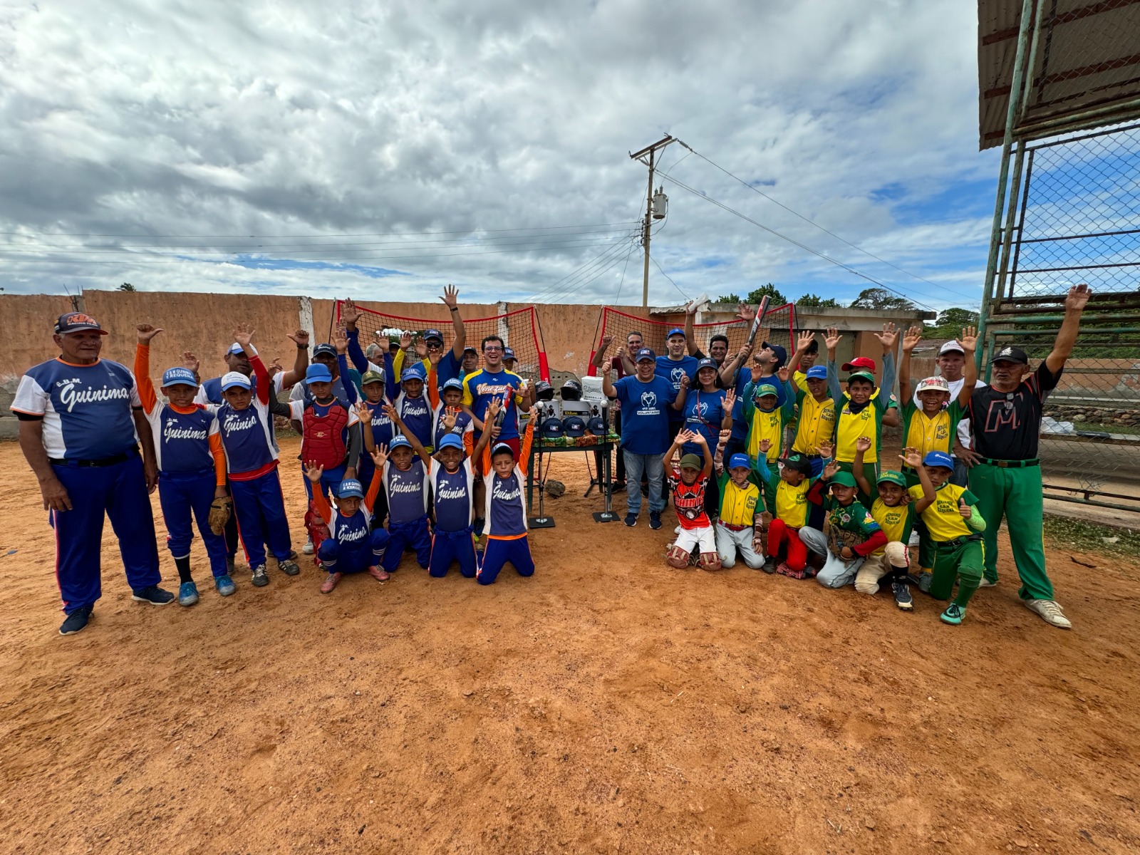 Cevamar hace donación a escuelas de béisbol menor en Villalba