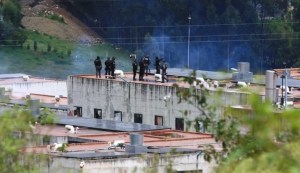 Asesinan a un preso en disturbios en cárcel de Ecuador atacada con explosivo desde un dron